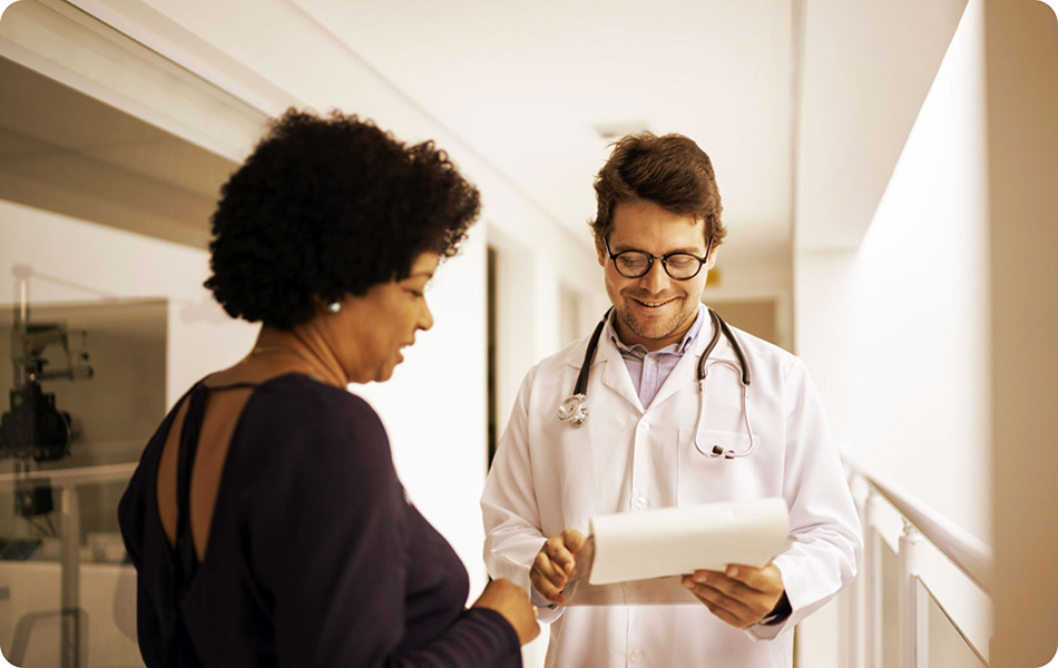 Mujer hablando con un médico